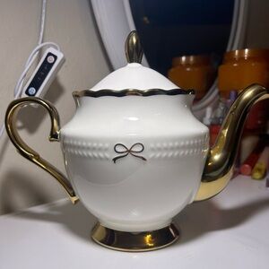 Gold and white bow teapot